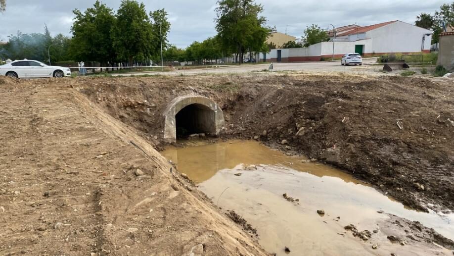 Obra de encauzamiento hidráulico con paso de agua subterráneo, zona parcialmente inundada.