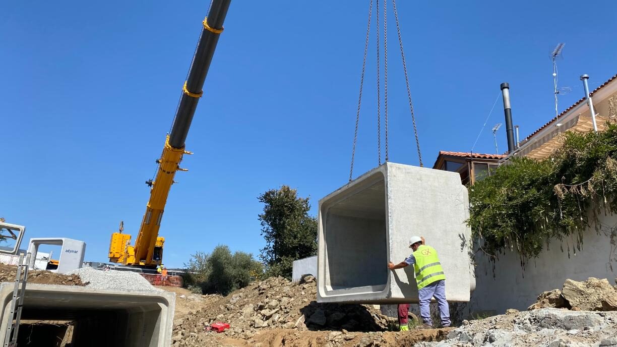 Instalación de canal de hormigón prefabricado para drenaje pluvial o saneamiento urbano.