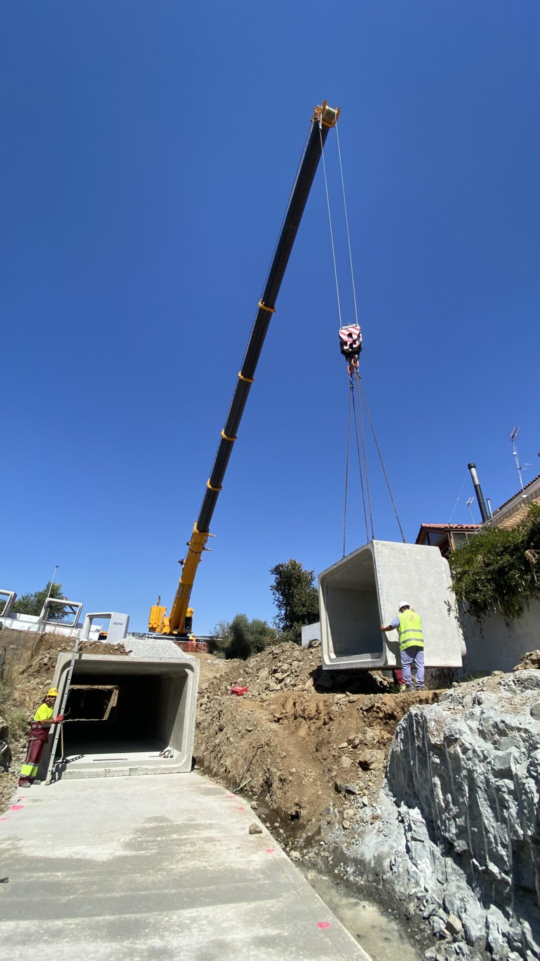 Canal de agua en entorno natural intervenido, sistema de regulación y encauzamiento fluvial.
